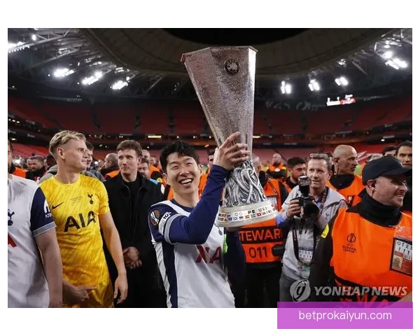 曼联在欧联杯决赛中荣耀加冕，展现强大竞争力提升